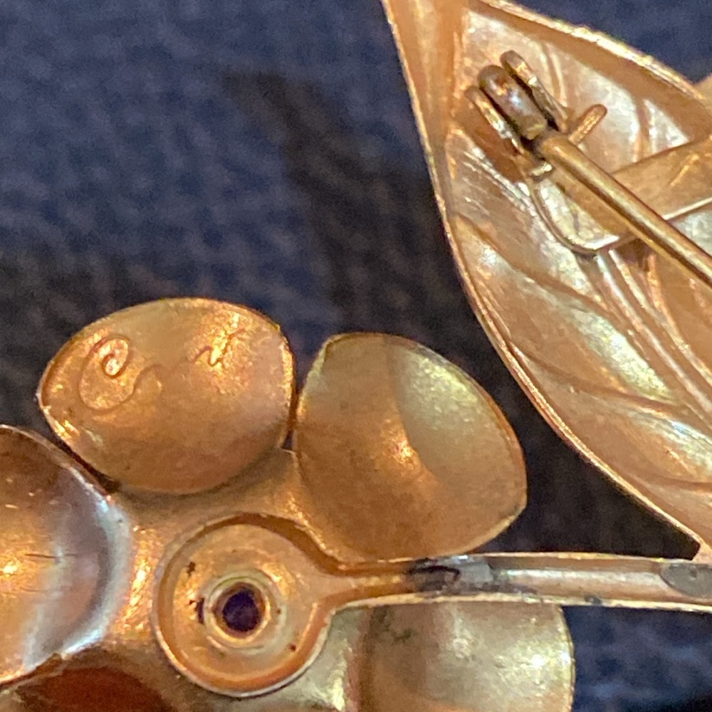 3 vntg pins: 1 Coro flowers; 1 butterfly w mop wings; 1 trembler butterfly. - Picture 8 of 9